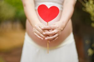 Schwangere Frau mit Herz